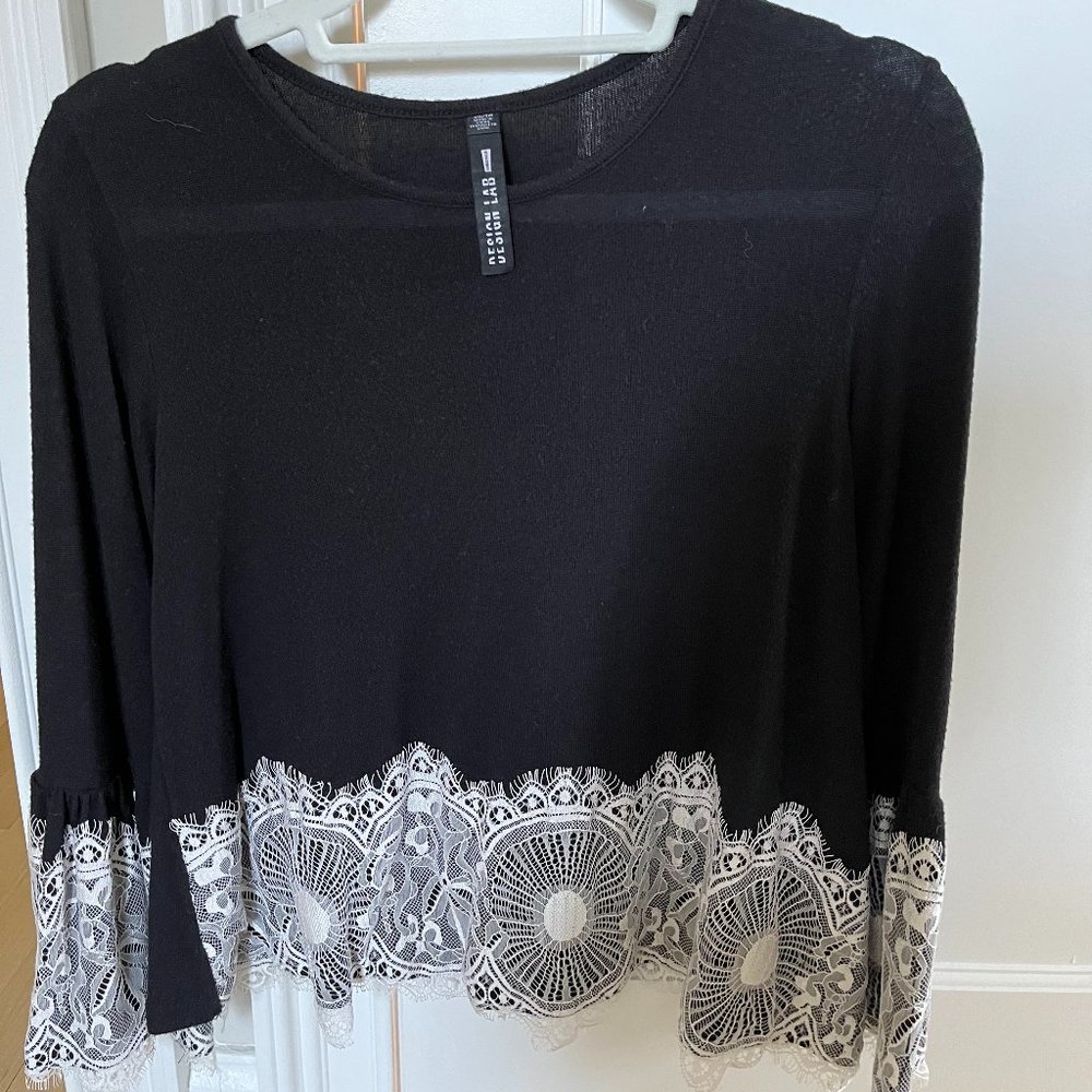 Design Lab Lace Trimmed Top